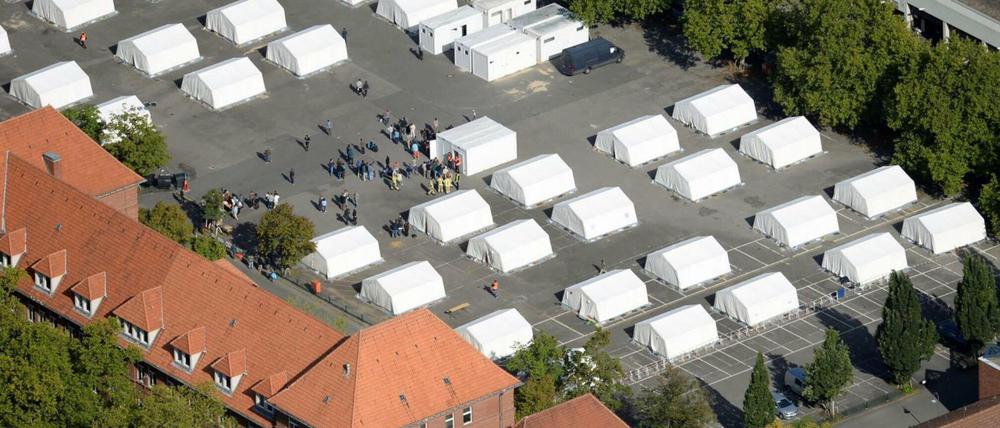 Die Knobelsdorf-Kaserne aus Luft, 2015 fotografiert. Auf dem einstigen Aufmarschplatz standen damals Zelte.