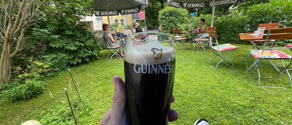 Entspannt wie in einer Kleingartenkolonie. Der Biergarten im Irish Pub in Spandau.