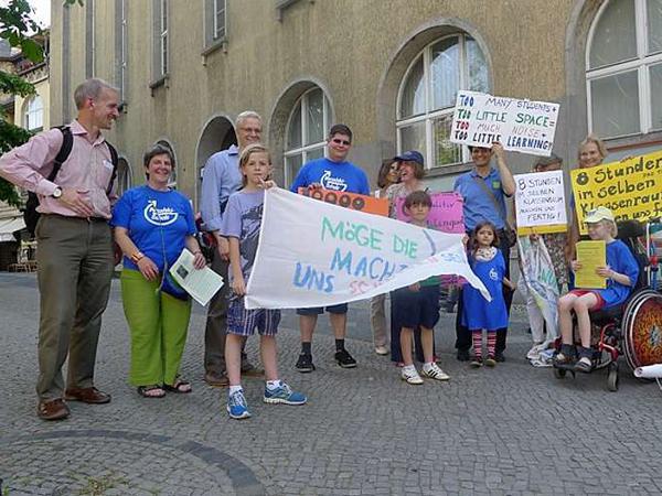 Schüler und Elternvertreter vor der Sitzung der Bezirksverordneten im Juni in Zehlendorf.