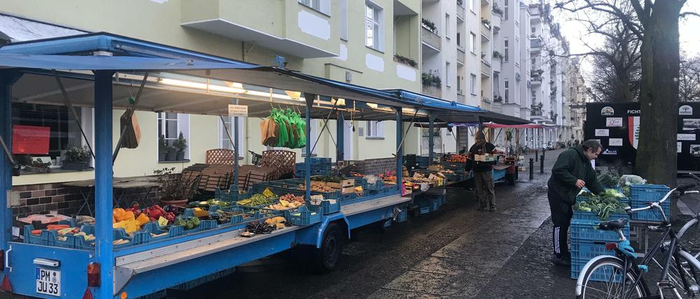 Der kleine Wochenmarkt in der Suarezstraße könnte doch weiter offen bleiben.