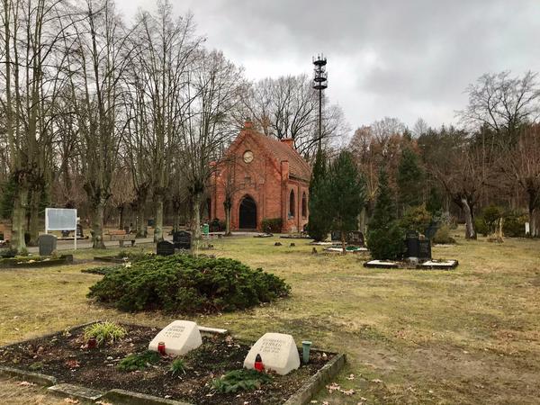 Der Friedhof von Dallgow zwischen B5 und Heide. Die Friedhofskapelle wurde 1908 erbaut