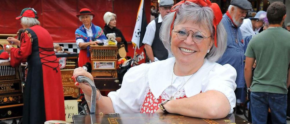 Christa Hohenhäuser (alias „Jubel-Jette“) ist die Präsidentin des Vereins Internationale Drehorgelfreunde Berlin.