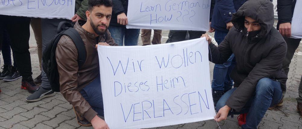 Flüchtlinge protestieren gegen die Zustände in der Erstunterkunft am Hüttenweg in Berlin-Zehlendorf.