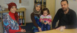 Die Integrationslotsin Sajedeh Abu Saoud beim Beratungsgespräch mit der syrischen Familie von Kinda Reyan (mit der kleinen Aya auf dem Schoß) und ihrem Mann Wail Abu Qassem
