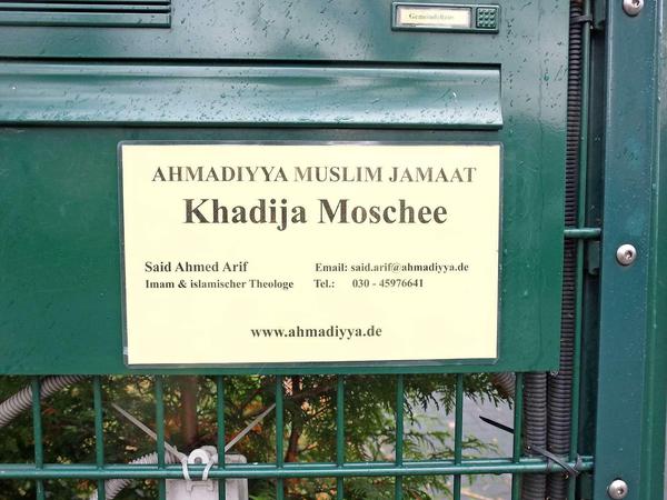 Kontakt erwünscht: Aushang am Tor der Moschee.