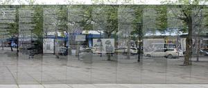 Spiegelwand auf dem Hermann-Ehlers-Platz in Steglitz mit den Namen von 1758 deportierten Jüdinnen und Juden.