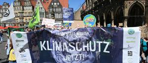 Teilnehmer bei einer Großdemonstration für Klimaschutz in Bremen. 