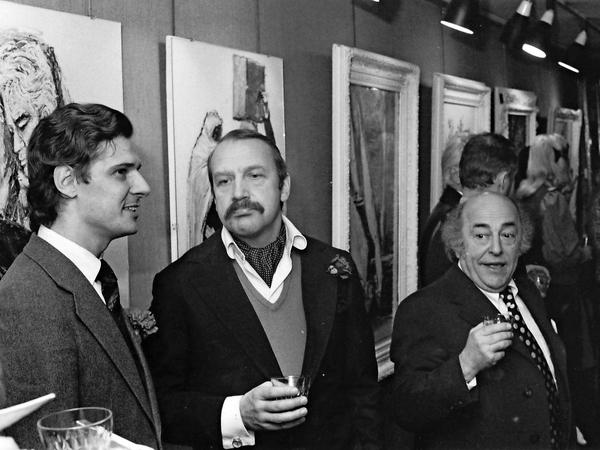 Eine Vernissage im Hotel Kempinski mit dem Maler Reinhold W. Timm (Mitte) und dem Gastronomen Heinz "Heini" Holl (rechts).