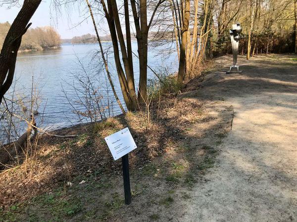 Steht seit einiger Zeit fast unbemerkt am Ufer der Glienicker See in Groß Glienicke: "Woge mit vier Kugeln".