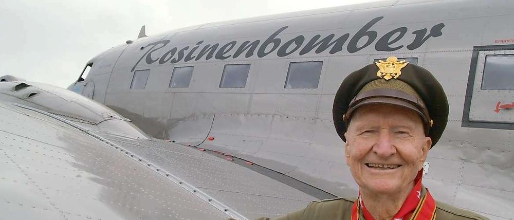 Luftbrücken-Pilot Gail S. Halvorsen vor seiner alten Maschine mit Aufschrift "Rosinenbomber" im Jahr 2008.
