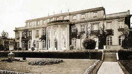 Der einstige Bewohner Friedrich Minoux ließ diese Aufnahme (von 1922) seiner Villa auf sein Briefpapier drucken. Im Jahr 1942 fand hier die so genannte Wannsee-Konferenz statt