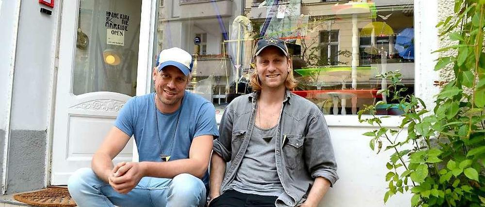 Entspannt sitzen und Gorka Maezta (30) und Stefan Goertz (39) vor ihrem Laden in der Eylauer Straße. 