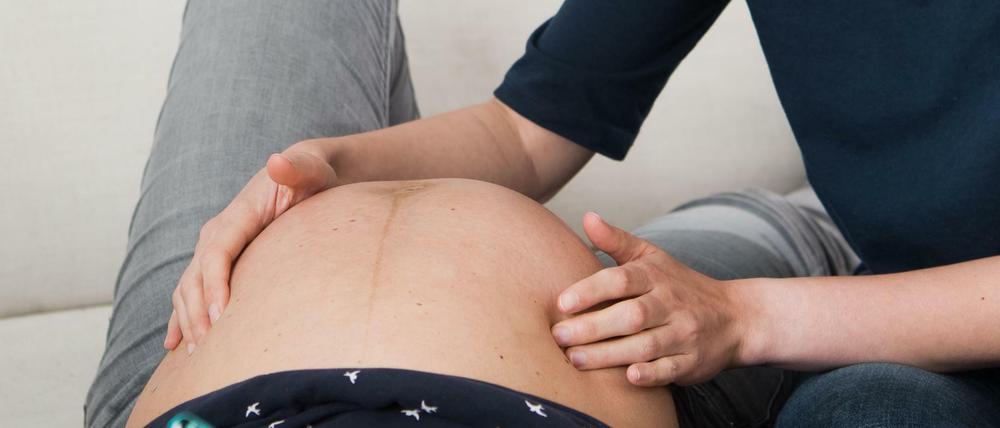 Viele Schwangere haben Schwierigkeiten eine Hebamme zu finden, die sie während der Schwangerschaft und nach der Geburt betreut. (Symbolfoto)