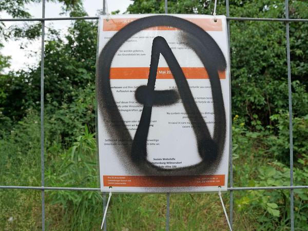 Aufforderung zur Räumung. Ein mit Sprayfarbe beschmiertes Plakat des Grundstückseigentümers.