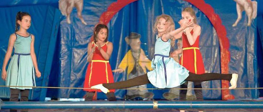 Im Zirkus Cabuwazi können junge Menschen zeigen, was sie draufhaben. Dieses Archivbild zeigt Kinder aus Berlin und der Ukraine.
