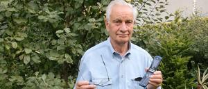 Unser Autor Horst Meyer und sein Handy, mit dem er nicht mehr störungsfrei telefonieren kann