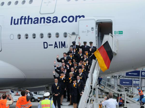 Winke, Winke! Auch eine Deutschland-Fahne hatte die Lufthansa im Gepäck.