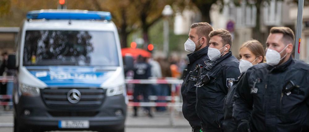 Staatsmacht mit Maske. 500 Beamte der Berliner Polizei und 500 Bundespolizisten gehen am Wochenende auf Corona-Streife.