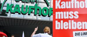 Linkspartei-Plakat für Kaufhof-Erhalt vor Kaufhof-Filiale.