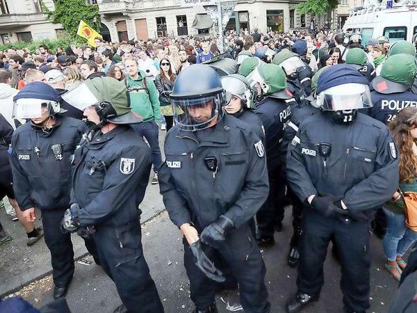 Zu Beginn der "Revolutionären 1. Mai Demo" nimmt die Polizei Aufstellung