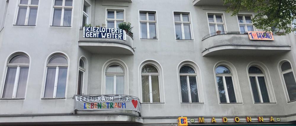Zwei Häuser in Kreuzberg wurden verkauft, auch die Madonna-Bar ist betroffen.