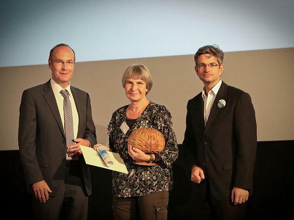 Anne Loba mit Laudator Harald Kächele (links) und dem Vorsitzenden des Stiftungsrates Oliver Schworck.