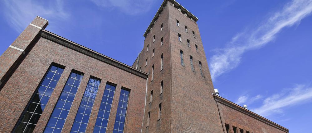Kindl Zentrum für zeitgenössische Kunst, Am Sudhaus, Berlin-Neukölln, unter fast wolkenlosem blauem Himmel.
