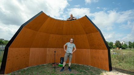 Knapp sechs Meter breit und drei Meter hoch: Die "Acoustic Shell" im Mauerpark.