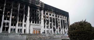 Russgeschwärzte Fassade eines bei Protesten ausgebrannten Rathauses in Almaty, Kasachstan.