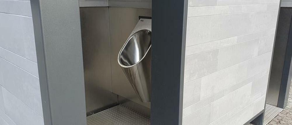 Pissoir einer neuen öffentlichen Toilette der Firmal Wall in Berlin-Wilmersdorf.