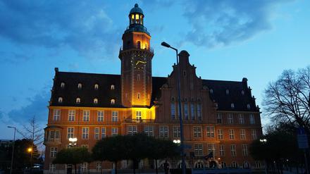 Rathaus Reinickendorf in der Abenddämmerung.