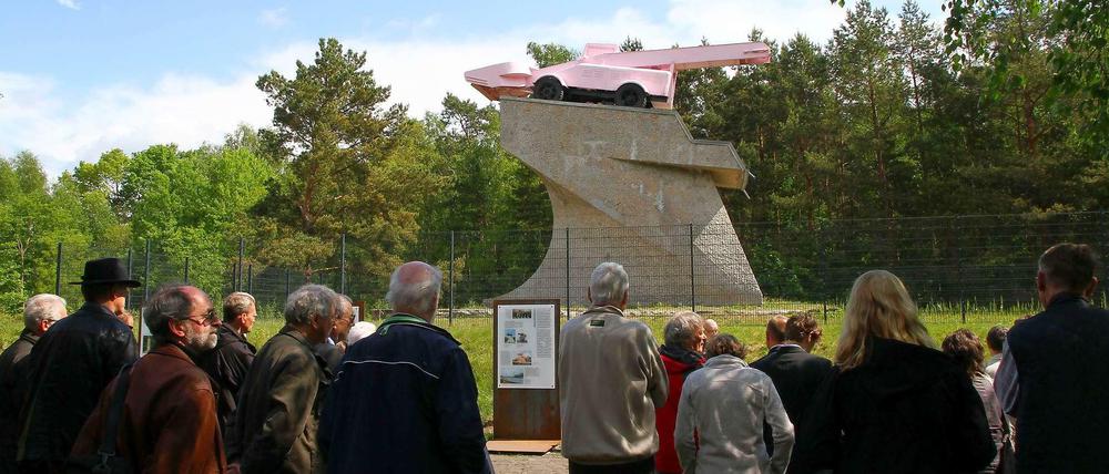 Wer über die Avus nach Berlin rollte, sah immer das Panzerdenkmal neben der Autobahn. Seit 1992 steht auf dem Sockel ein sowjetischer Schneelader. Die Geschichte des Denkmals wird jetzt in einer kleinen Ausstellung erzählt.