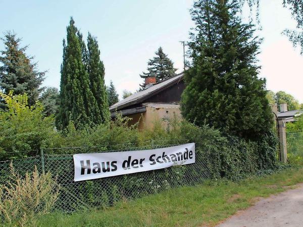 "Haus der Schande" - Seit dem Rauswurf der Röckendorfs verrottet deren einstige Idylle.