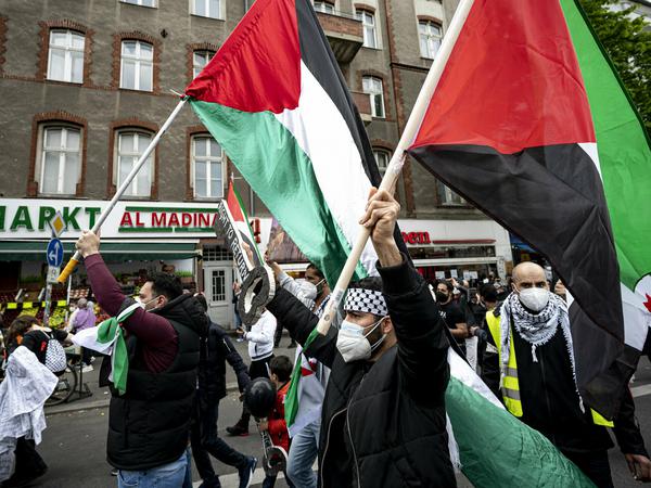 Teilnehmer einer propalästinensischen Demonstration am 15. Mai in Neukölln. 