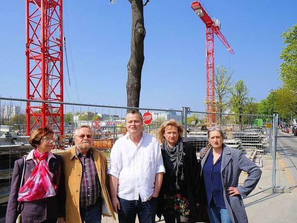 Die Bürgerinitiative Henriettenplatz ist zurück: Evelyne Harthun-Strupkus, Rudolf Harthun, Heinz Murken, Gaby Kaufhold und Karin Pechstein-Wake.