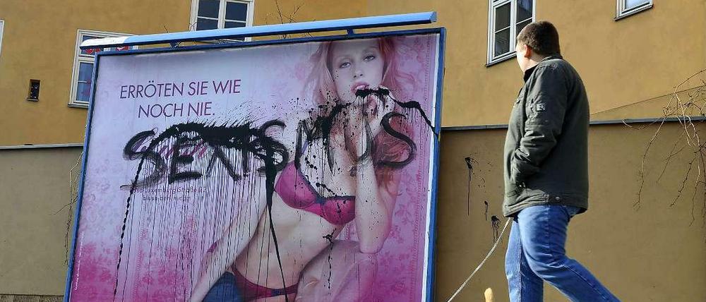 In Friedrichshain-Kreuzberg berät die Bezirksverordnetenversammlung über das Verbot von sexistischer Werbung auf bezirkseigenen Werbeflächen.