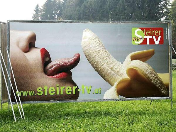 Ist diese Werbung sexistisch? In Österreich, wo dieses Plakat herkommt, wirft inzwischen die Watchgroup Sexismus einen Blick auf Werbung im öffentlichen Raum.