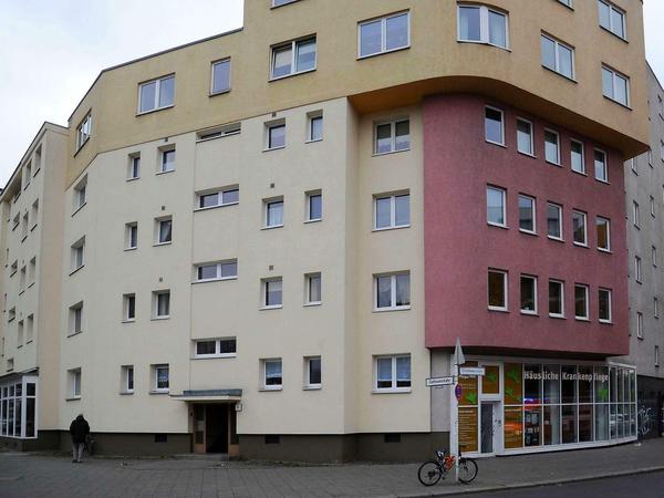 Dahlmannstraße 1. Im Vorgängerbau wohnten bis zur Deportation oder Vertreibung durch das NS-Regime drei jüdische Familien.