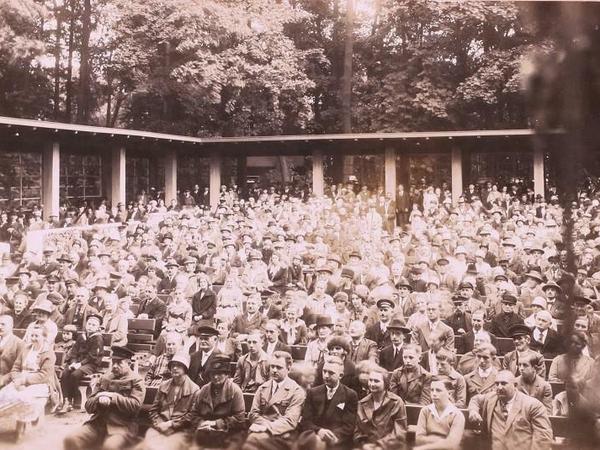 Vor 100 Jahren: Das Publikum 1921 mit Hut und schicker Kleidung in der neuen Freilichtbühne.