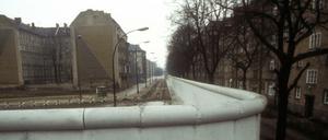 Berlin, einfach geteilt. Der Mauerstreifen zwischen Ost (links, Treptow) und West-Berlin (Neukölln). Harzer Straße Ecke Bouchéstraße, fotografiert im Jahr 1985.
