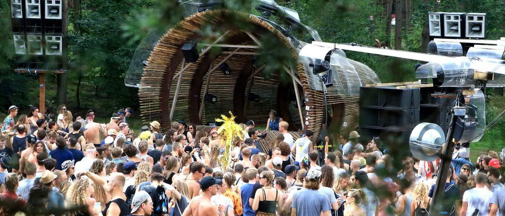 Jedes Jahr im August tanzen Tausende Techno-Fans auf dem „Garbicz“-Festival in Polen.