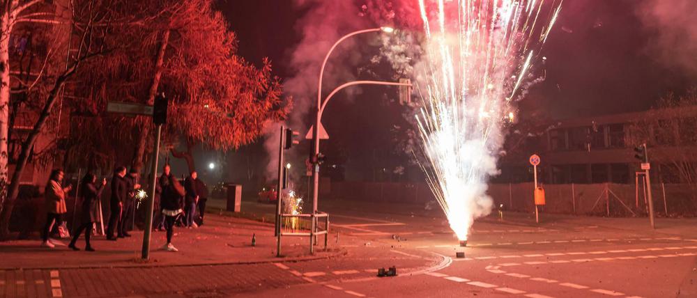 Feuerwerk an einer Berliner Straßenecke am vergangenen Silvester.