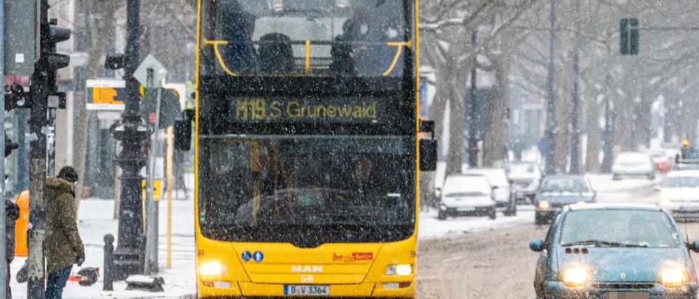 Fahrt über den verschneiten Kurfürstendamm: Ein M19-Bus der BVG in Berlin.