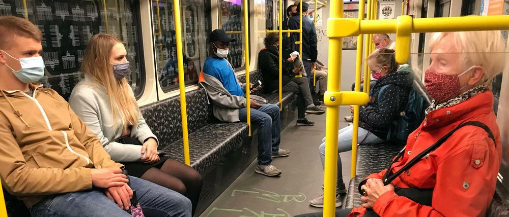 Menschen in einer U-Bahn tragen in Zeiten der Coronapandemie Mund-Nasen-Schutz. Seit Juli 2020 ist das in Berlin Pflicht, seit April 2021 muss eine FFP2-Maske getragen werden.