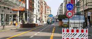 Zunächst bis Oktober bleibt der autofreie Teil der Friedrichstraße mit mittigem Radweg erhalten. Einige Details wurden und werden noch ergänzt.