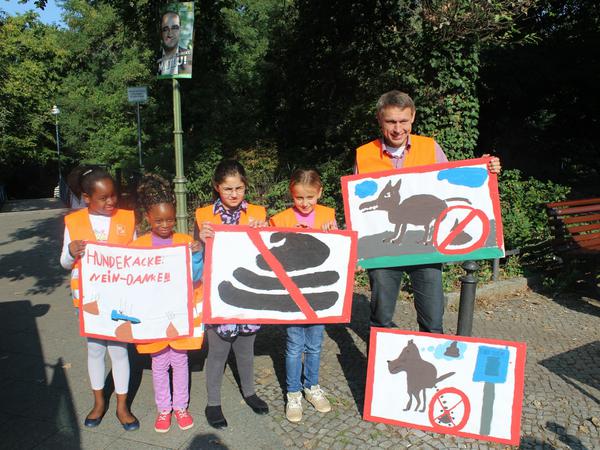 Schülerinnen der Wilhelm-Hauff-Grundschule mit Plakaten