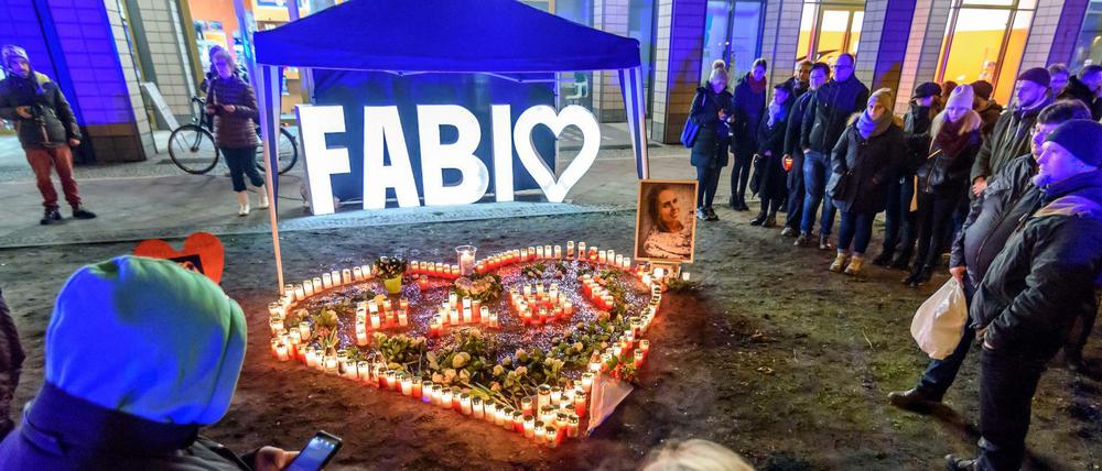 Gedenken für Fabien Martini. Zum ersten Jahrestag des Todes der 21-Jährigen versammelten sich Angehörige und Freunde der jungen Frau am 29. Januar an der Unglücksstelle nahe dem Alexanderplatz.    