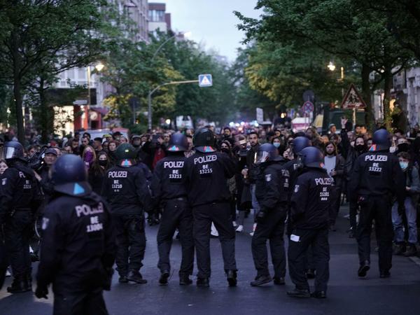 Demonstranten und Polizisten stehen sich am 1. Mai 2020 gegenüber. Der 1. Mai wird trotz der Corona-Pandemie auch 2021 wieder ein Tag der Demonstrationen.