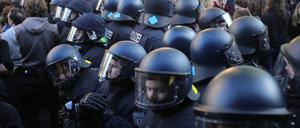 Polizisten teilen die revolutionäre 1. Mai Demonstration in Berlin – dieses Jahr wird die Taktik eine andere sein.