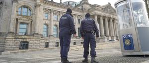 Polizisten bewachen den Reichstag. 